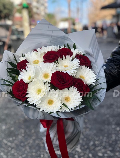 Bouquet of roses and gerberas
