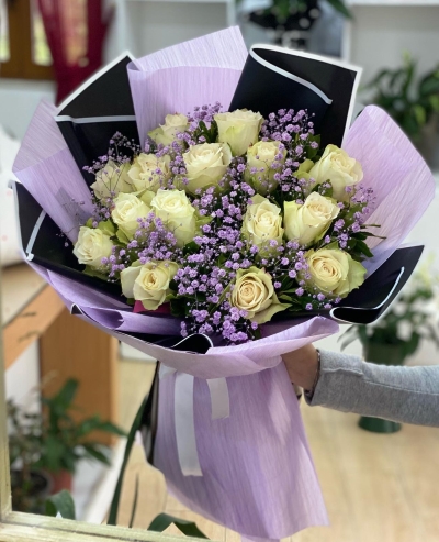 Bouquet of 15 white roses.