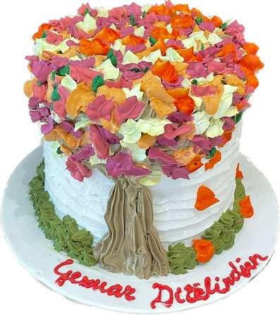 Torte e dekoruar si peme me ngjyra