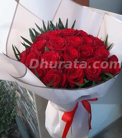 Round bouquet of 30 red roses