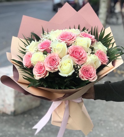 24 pink and white roses