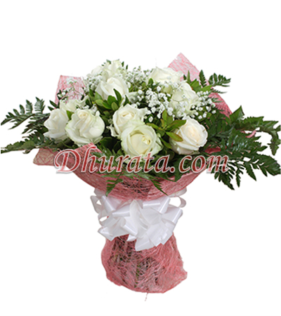 Bouquet of 12 white roses.