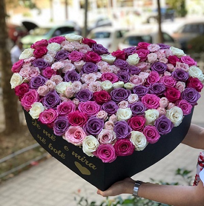 100 roses in a box