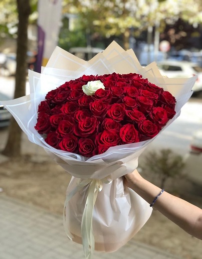 Round bouquet of 55 red roses