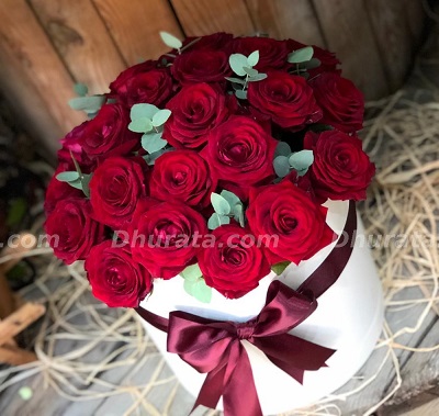 25 red roses composition